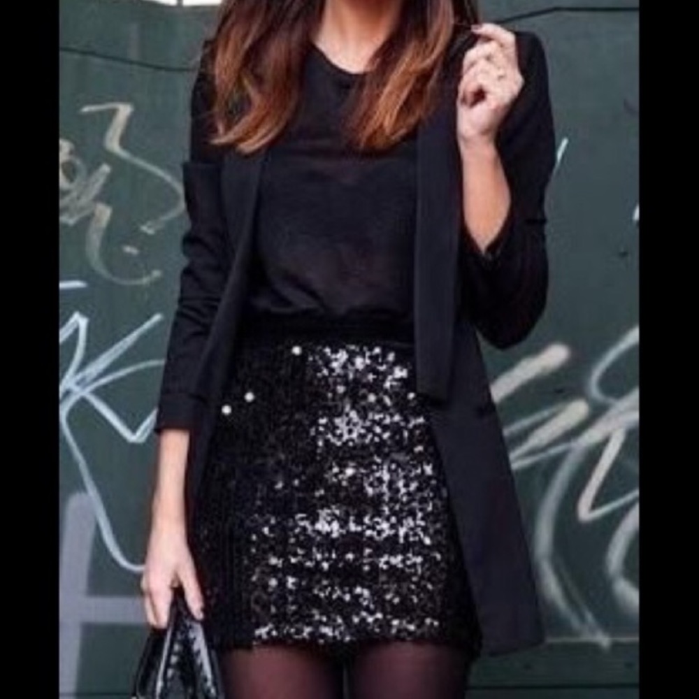 ๐คHP 3/21!๐ค Banana Republic // black sequin skirt - Picture 2 of 8